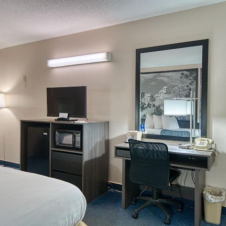 Super 8 By Wyndham Sturgis Hotel Buitenkant foto