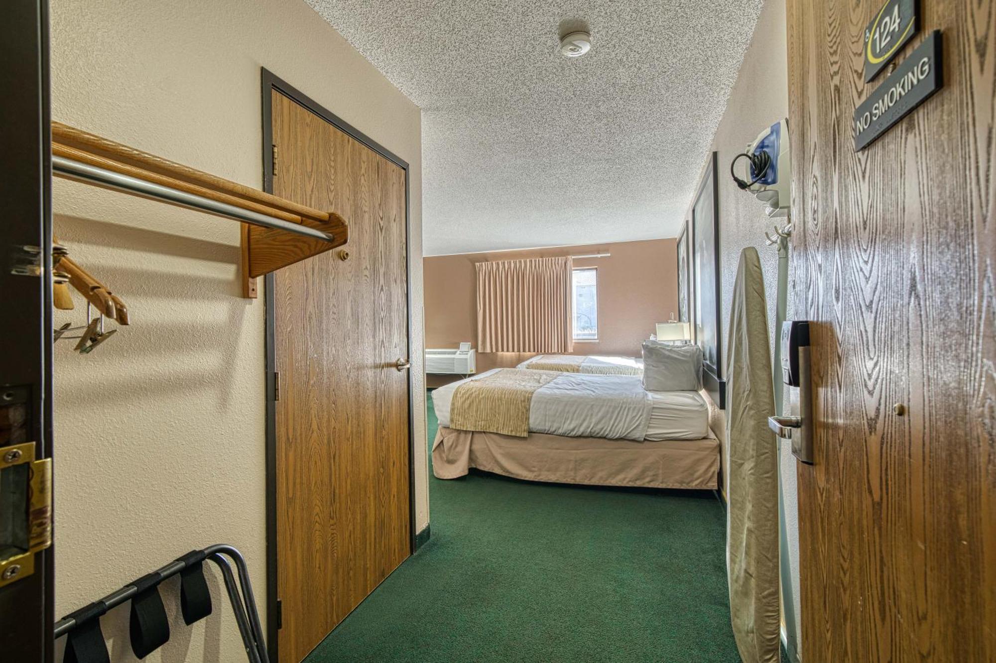 Super 8 By Wyndham Sturgis Hotel Buitenkant foto