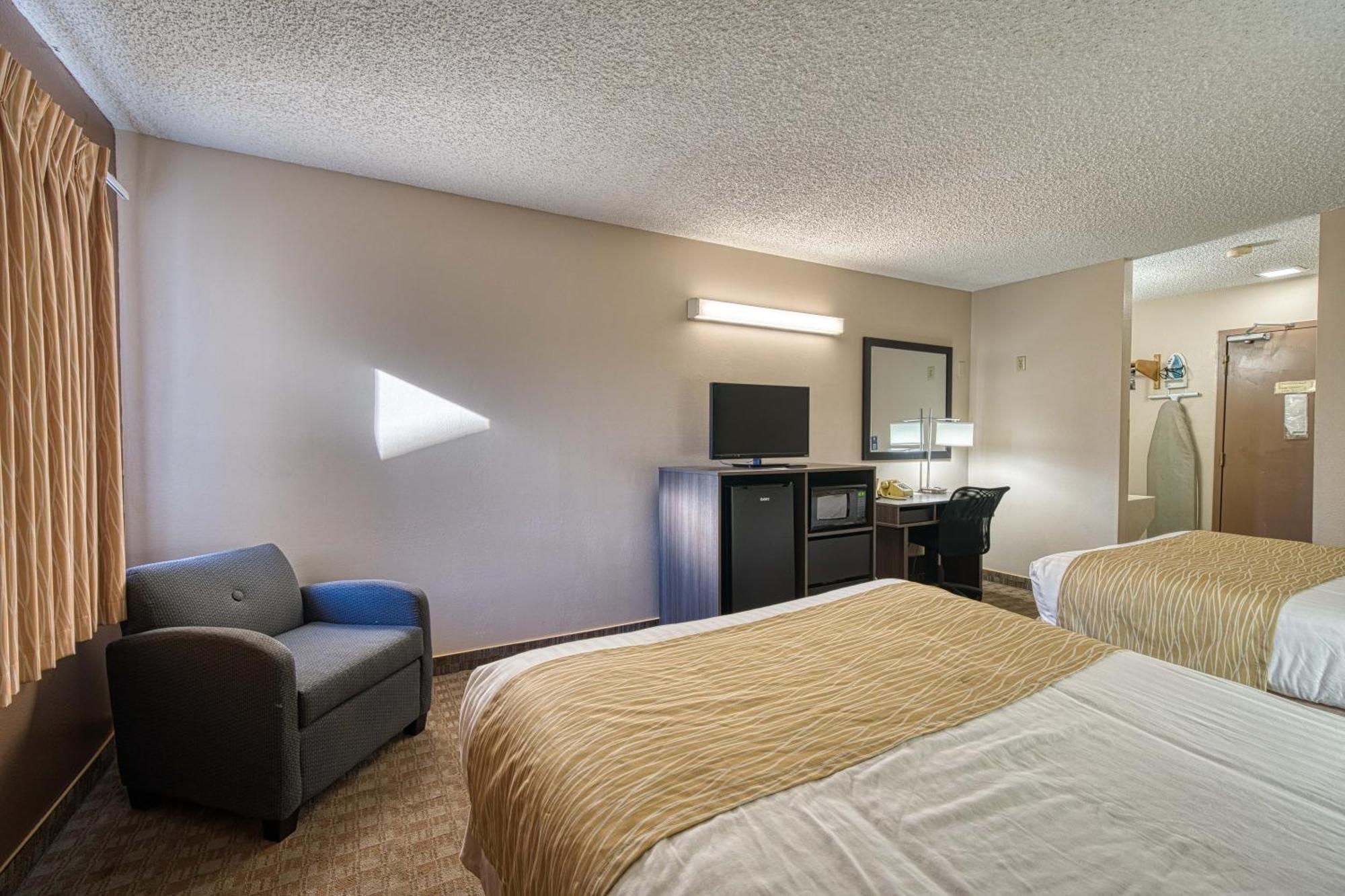 Super 8 By Wyndham Sturgis Hotel Buitenkant foto