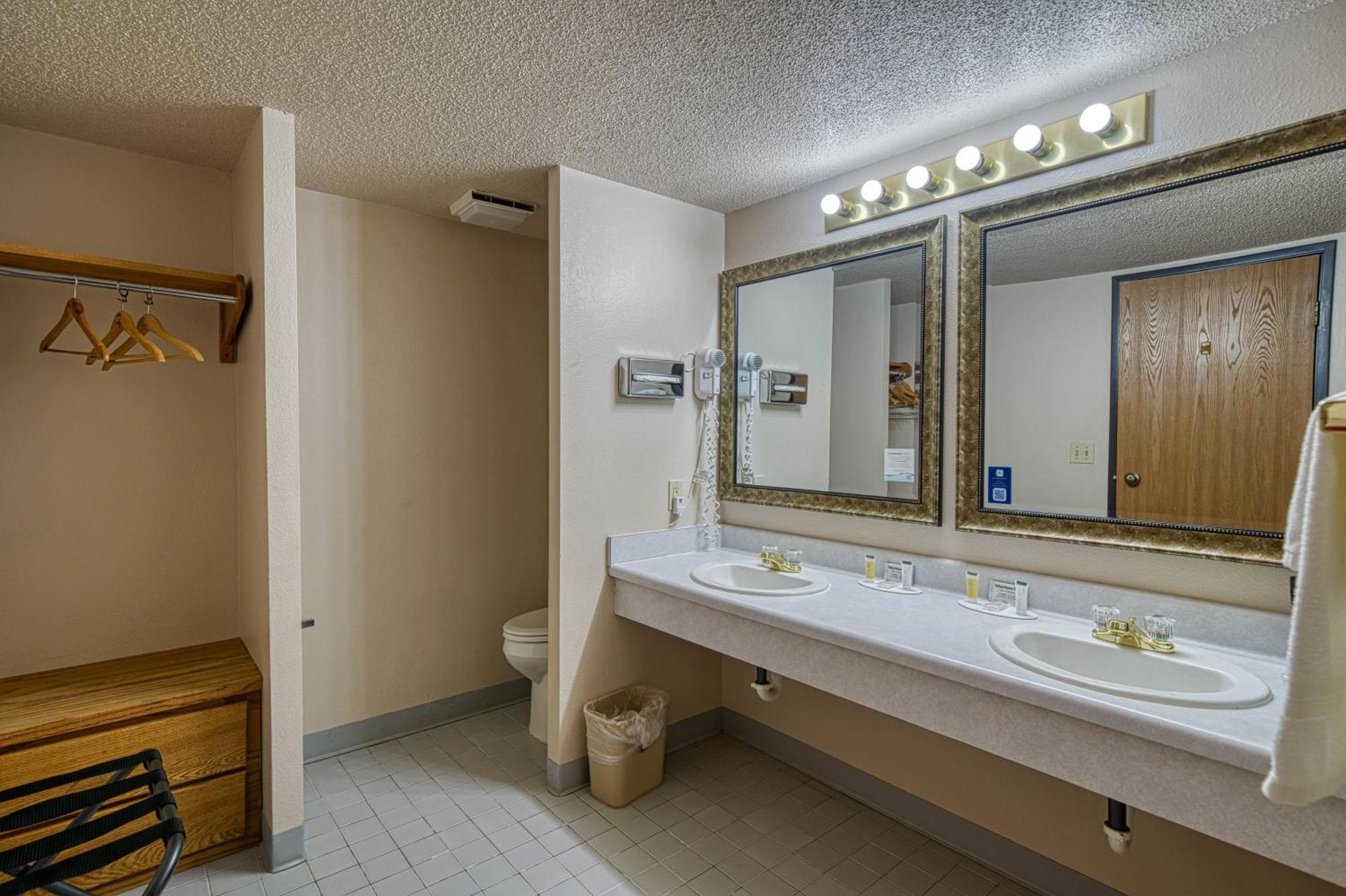Super 8 By Wyndham Sturgis Hotel Buitenkant foto